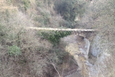 El Camp de les Lloses recolza la iniciativa de neteja de l’aqüeducte de Vilageliu per part del grup Trial de Tona del Moto Club 